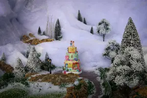 Lemax wendy's wedding cakes Sugar 'N' Spice 2024 - image 5