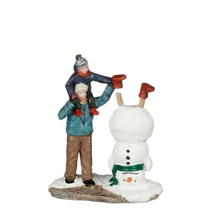 Luville Schneewald Making funny snowman